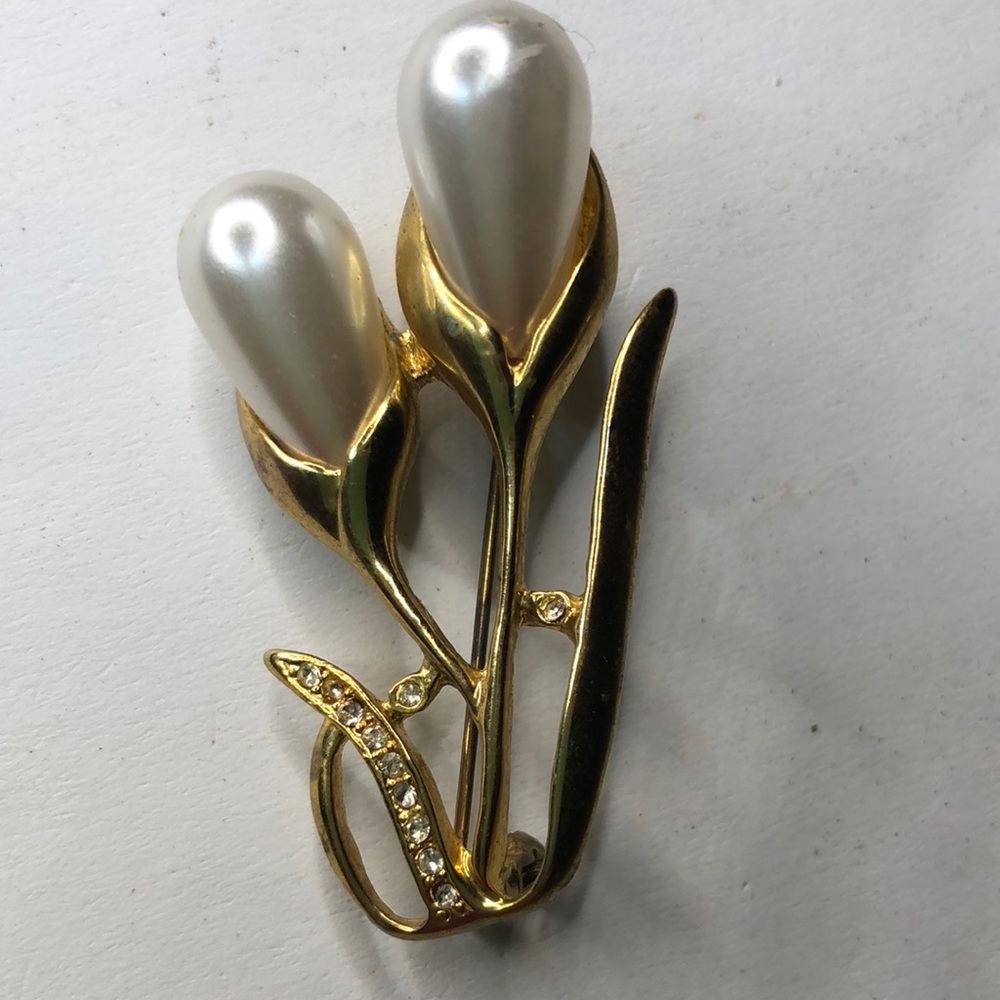 Vintage faux pearl & gold tone brooch